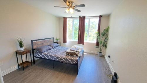 1 dormitorio con 1 cama y ventilador de techo en Venetian La Jolla 2 bedroom condo luxury furnished near beach and UTC mall en San Diego