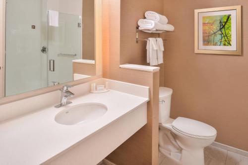 y baño con lavabo y aseo. en Fairfield Inn & Suites by Marriott Eugene East/Springfield, en Eugene