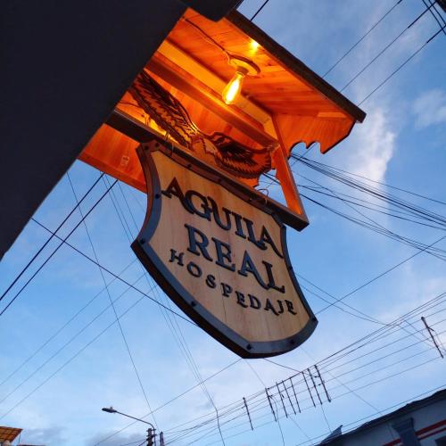 un cartello per un vero ristorante di pesce natale di Hotel Águila Real a Huancayo