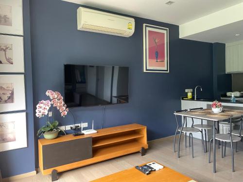 a living room with a table and a blue wall at The Valley at Sunshine, Panoramic in Pak Chong