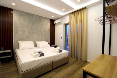 Un dormitorio con una cama con toallas. en Luxury Villa JO-AN, en Ksamil