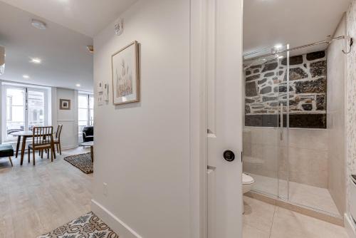 ein Bad mit einer Dusche und einem WC in der Unterkunft Elegant 1 Bedroom Suite in Québec