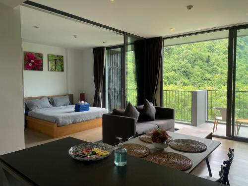 uma sala de estar com uma cama e um sofá em The Valley at Sunshine, Panoramic em Pak Chong