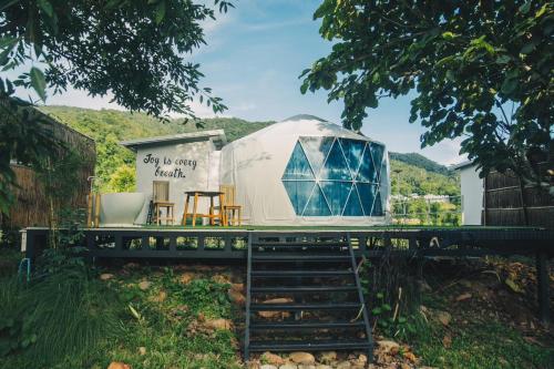 Nespecifikovaný výhled na hory nebo výhled na hory při pohledu z luxury tent