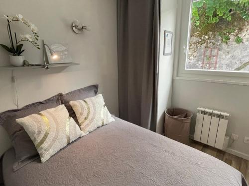 Postel nebo postele na pokoji v ubytování Maisonnette cosy 3* avec terrasse au calme, proche centre-ville et thermes d'Aix-les-Bains - FR-1-555-95