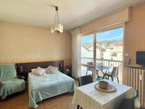 une chambre d'hôtel avec deux lits et un balcon dans l'établissement Studio lumineux avec balcon et parking - Animaux acceptés - FR-1-555-93, à Aix-les-Bains