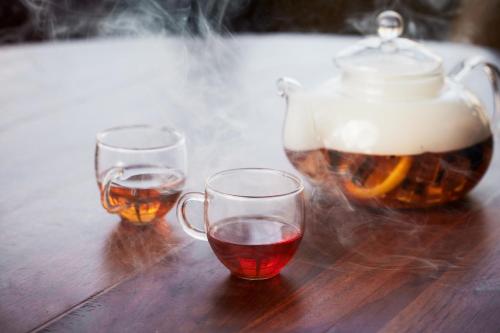 two glasses of tea and a tea pot on a table at The Union Station Nashville Yards, Autograph Collection in Nashville