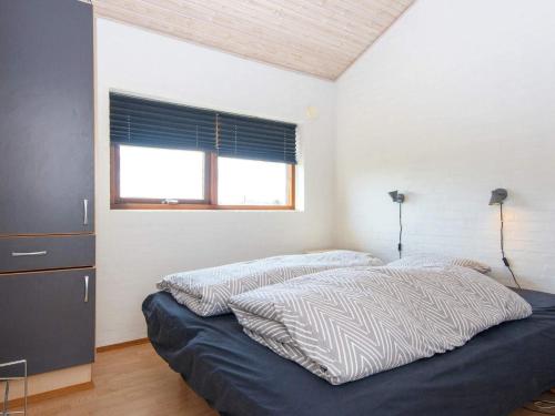1 dormitorio con cama y ventana en Holiday home Nordborg XXVII, en Nordborg