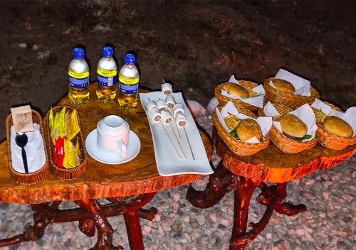 een tafel met brood en flessen olie erop bij Kusi Lodge in Oxapampa