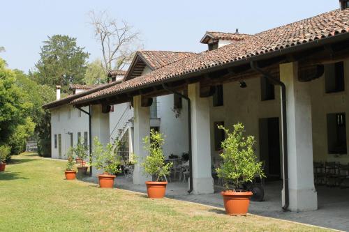 a building with potted plants inront of it at Villa Mainardi Agriturismo in Camino al Tagliamento