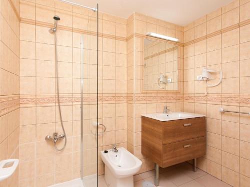 La salle de bains est pourvue d'une douche, d'un lavabo et de toilettes. dans l'établissement Apartments TAO Morro Jable, à Morro del Jable