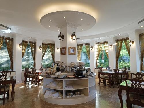 仁愛郷にあるArts Castleのテーブルと椅子、キッチンが備わる広い客室です。
