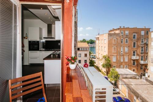 Golden Bridge Apartment with private parking