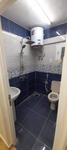 ein blau-weißes Bad mit einem WC und einem Waschbecken in der Unterkunft 3 bedrooms apartment, Wi-Fi, in the quitest district in Assuan
