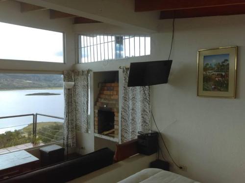 TV a/nebo společenská místnost v ubytování Cabaña vista al lago Tominė y Naturaleza Guatavita