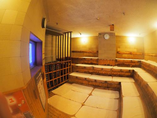 um quarto vazio com um relógio na parede em Castle Inn Toyokawa em Toyokawa