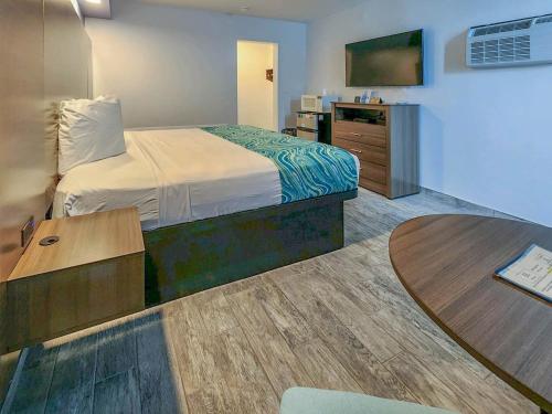 a hotel room with a bed and a table at Le Voyageur - a Red Collection Hotel in Wildwood