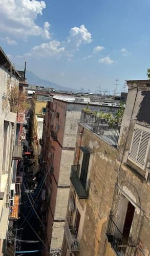 an overhead view of an alley with buildings at La casa di Sarah aspetta voi in Naples