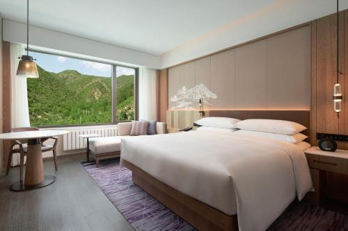 Ένα ή περισσότερα κρεβάτια σε δωμάτιο στο Courtyard by Marriott Chongli