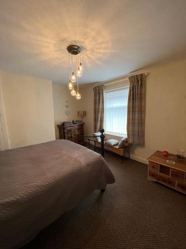 سرير أو أسرّة في غرفة في Park cottage High Crompton