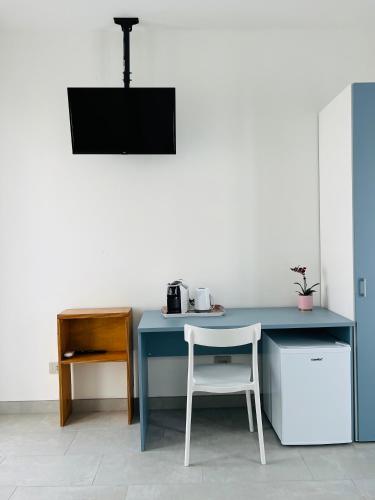 a blue desk with a white chair in a room at La Ringhiera in Novara