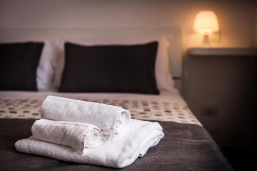 a pile of towels sitting on top of a bed at Residence Peloni in Arezzo