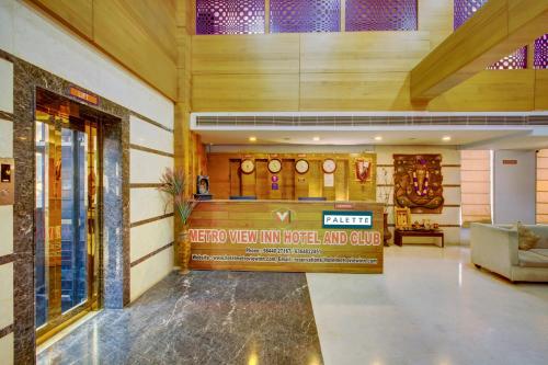 een lobby van een hotel met een welkomstbord aan de muur bij Townhouse Oak JVH hotel (Next to Mysore Road Metro Station) in Bangalore