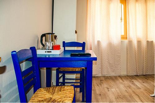 a blue table with two chairs and a blender on it at smart Travellers in Thessaloniki