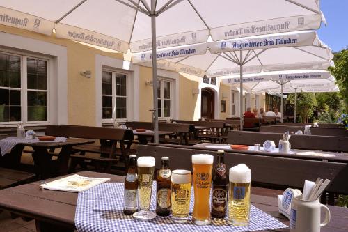 una mesa con botellas de cerveza encima en Hotel zur Post, en Herrsching am Ammersee