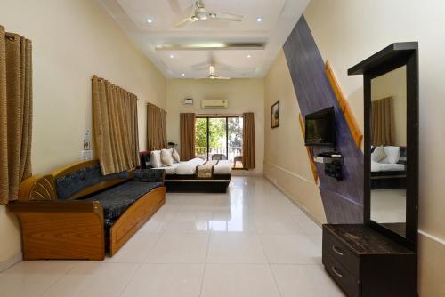 un soggiorno con divano e TV di Wairkar’s Sea Pearl Resort a Malwan