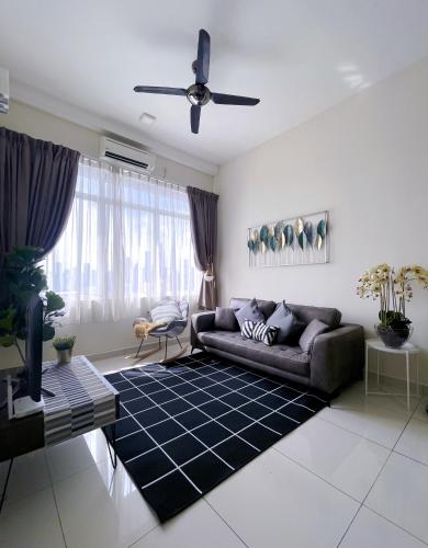 sala de estar con sofá y ventilador de techo en NEW Comfy 2BR Suites @ KLCC View / Wi-Fi / MRT en Kuala Lumpur