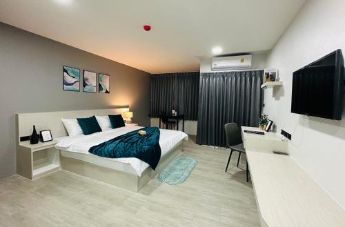 une chambre d'hôtel avec un lit et une télévision dans l'établissement Aston Residence Hatyai, 