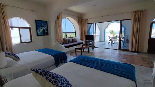 a hotel room with two beds and a living room at Villas Paradise in San Francisco