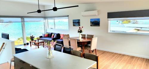 Posezení v ubytování Beach Getaway - Blessington Villa