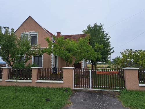 Un jardín fuera de Berek Vendégház Fonyód