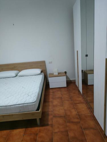 una camera con letto e pavimento in legno di La casa di Rosy a Porto Santo Stefano