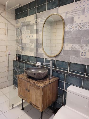 ein Bad mit einem Waschbecken und einem Spiegel in der Unterkunft Gallery Hotel in Busan