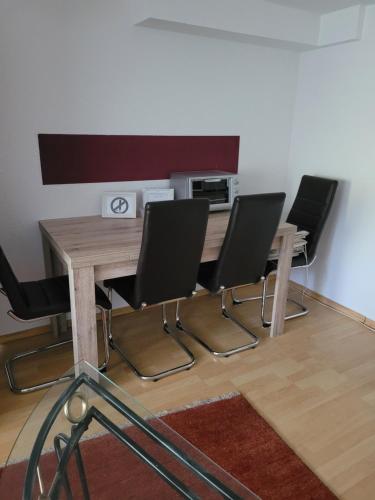 une table à manger avec 4 chaises et un four micro-ondes dans l'établissement Am Möhnesee, à Warstein