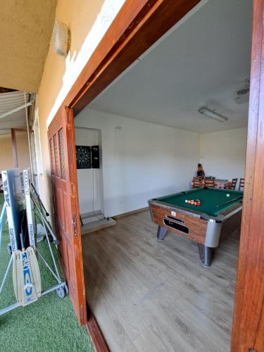 Una mesa de billar en Berek Vendégház Fonyód
