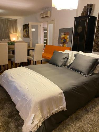 Säng eller sängar i ett rum på Luxury Family suite for 4