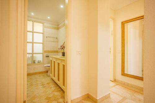 un couloir avec un miroir et une salle de bains dans l'établissement Hovevey Tsiyon Luxury Apartment By Nimizz, à Jérusalem