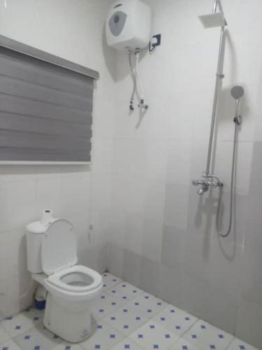 uma casa de banho branca com um WC e um chuveiro em Home of peace, joy and rest em Benin City