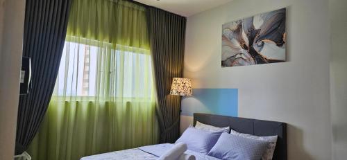 um quarto com uma cama e uma janela com cortinas verdes em ER Homestay 3bedroom with Balcony nearest KLIA em Sepang