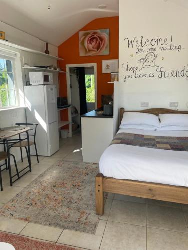 sypialnia z łóżkiem oraz kuchnia ze stołem w obiekcie Idyllic getaway in countryside w mieście Clonmel