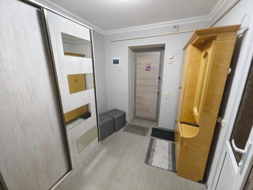 un pasillo con una puerta que conduce a una habitación en Cosy Home, en Gyumri