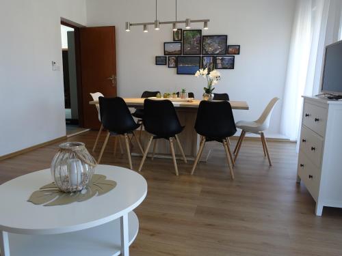 Klimatisiertes Apartment Barbara في تربانج: غرفة طعام مع طاولة بيضاء وكراسي
