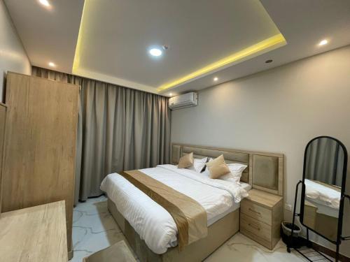 um quarto com uma cama grande num quarto em أبراج الجزيرة em Al-Hofuf
