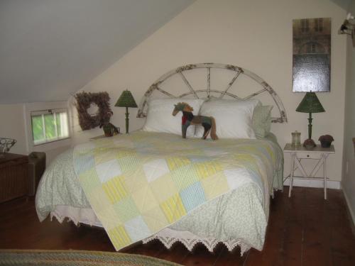 una estatua de un perro en una cama en un dormitorio en B&B on seven acres with private bed & bath, en Clinton Corners