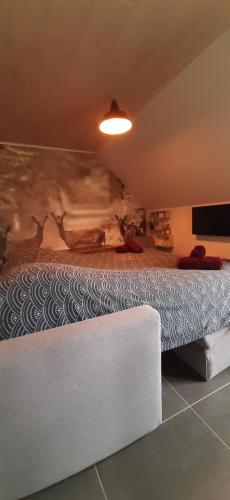 ein Schlafzimmer mit einem Bett mit einem Wandbild von Tieren in der Unterkunft Vakantiewoning Victors Hof tot 4 pers in Lievegem