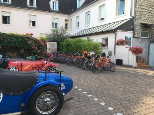 a row of bikes parked in front of a building at Hôtel Moderne in Gisors